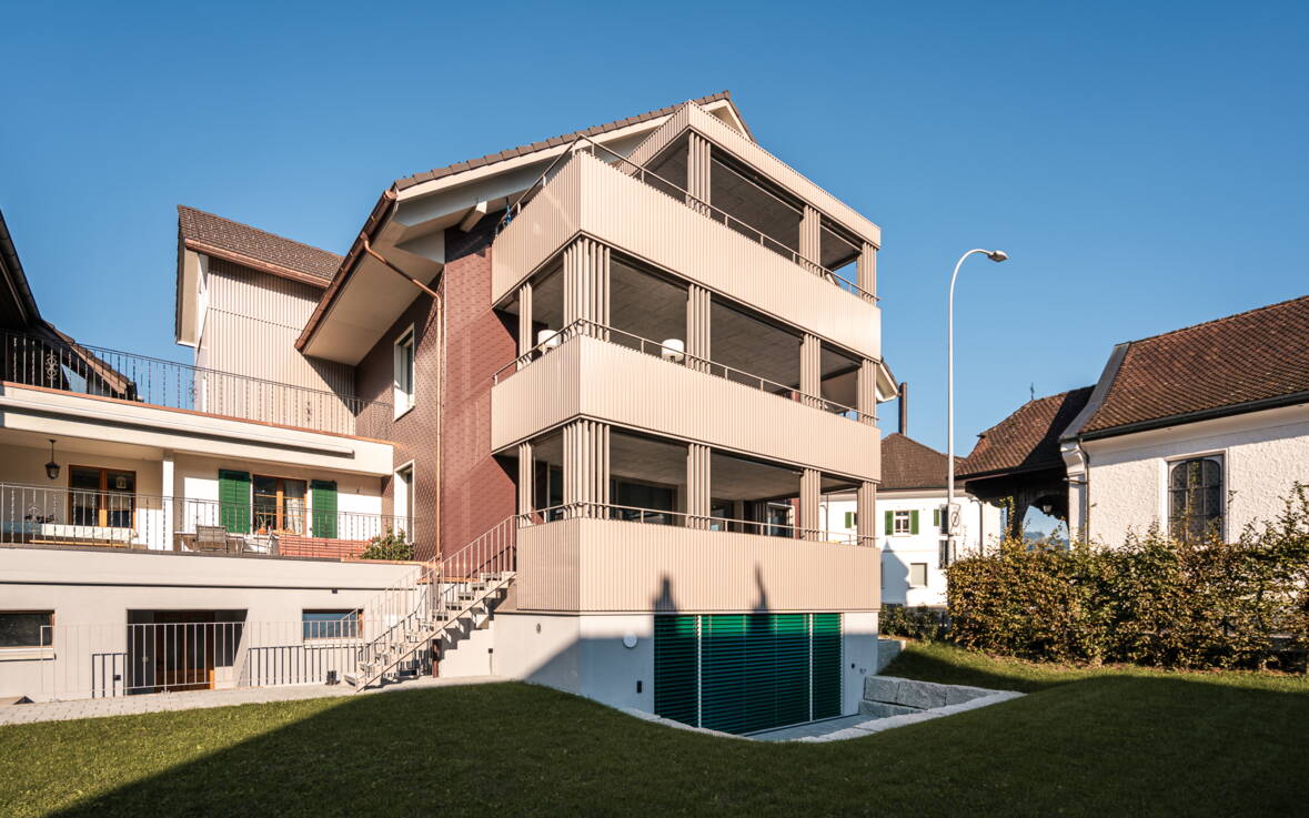 schurtec_metallbau_balkon.jpg Balkonverkleidung bei Mehrfamilienhaus