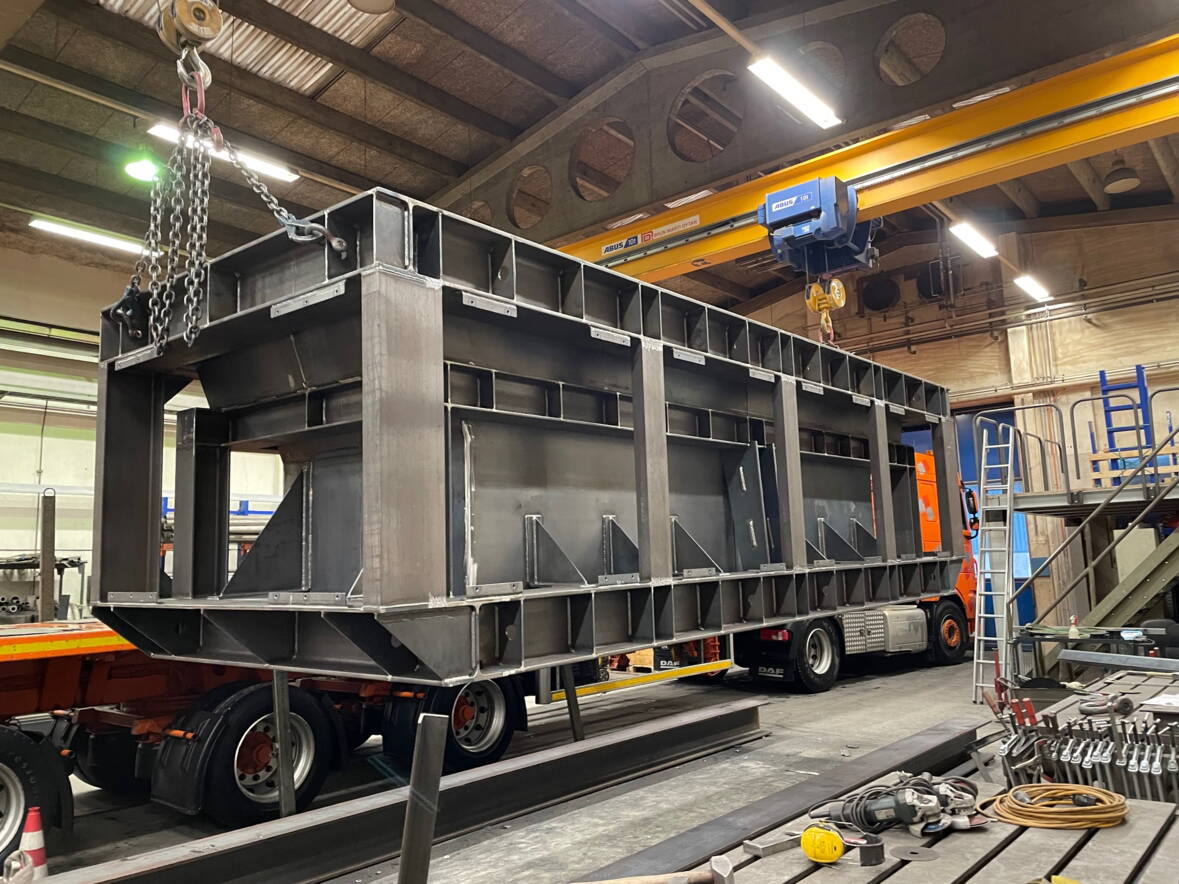 schurtec_stahlbau.jpg Stahlbauteil wird abtransportiert